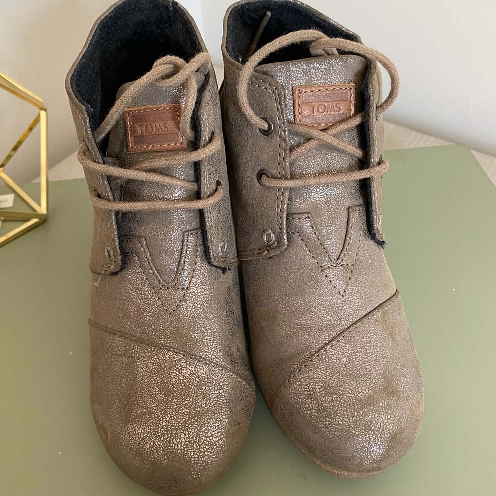 Toms wedges